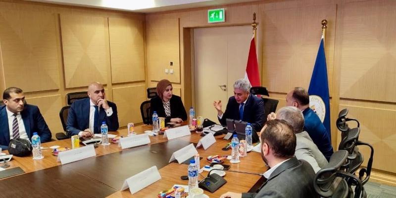 وزير السياحة والآثار يعقد اجتماعًا لمناقشة المنظومة الجديدة للحصول على التأشيرة الاضطرارية عند منافذ الوصول الجوية المصرية