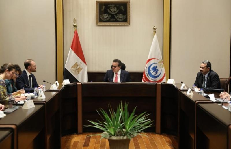 وزير الصحة يناقش مع رئيس بعثة منظمة ”أطباء بلا حدود” التعاون المشترك في المجالات الصحية والإنسانية