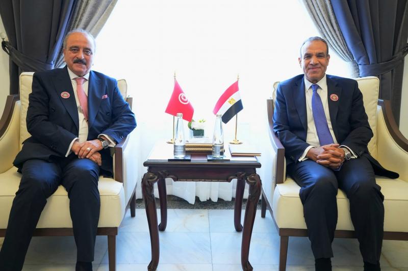 وزير الخارجية والهجرة يلتقي بنظيره التونسي