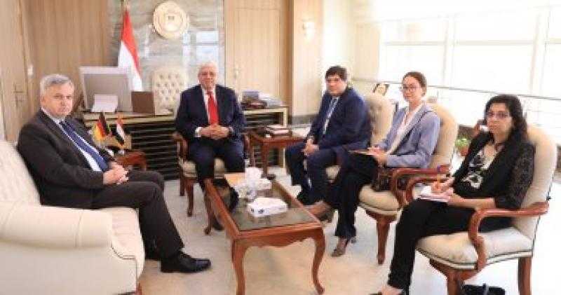 محافظ أسيوط يشهد حفل زفاف فتاة يتيمة ويوفر لها مستلزمات الحياة الكريمة