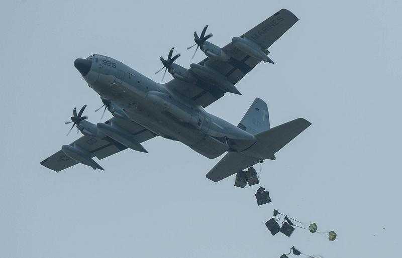 القوات الكورية الجنوبية والأمريكية تجريان تدريبات مشتركة على الإسقاط الجوي للإمدادات