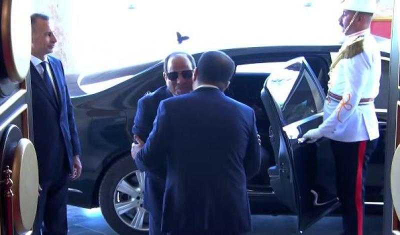 الرئيس السيسي يصل مقر انعقاد القمة العربية الـ34 ببغداد