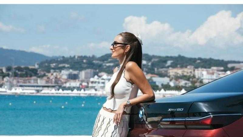 على الشاطئ ..أمينة خليل تتألق في أحدث ظهور