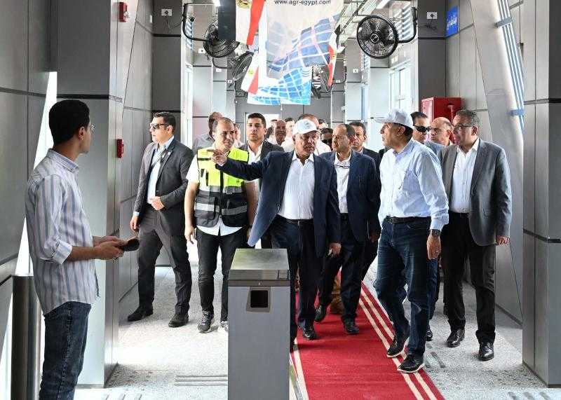 رئيس الوزراء يستمع لشرح حول منظومة العمل الخاصة بالأتوبيس الترددي