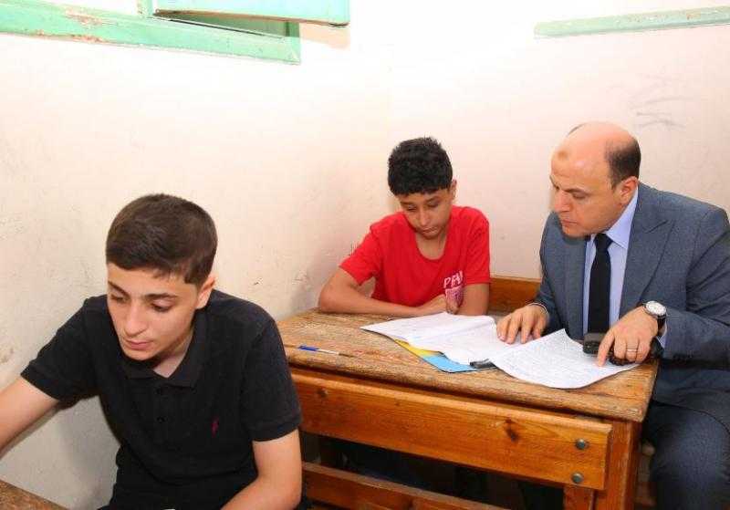 محافظ كفر الشيخ يتفقد لجان امتحانات الشهادة الإعدادية الأزهرية.. ويشدد على توفير سبل الراحة باللجان