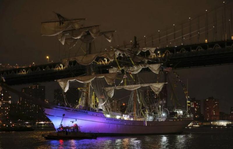 سفينة تدريب تابعة للبحرية المكسيكية تصطدم بجسر بروكلين في نيويورك