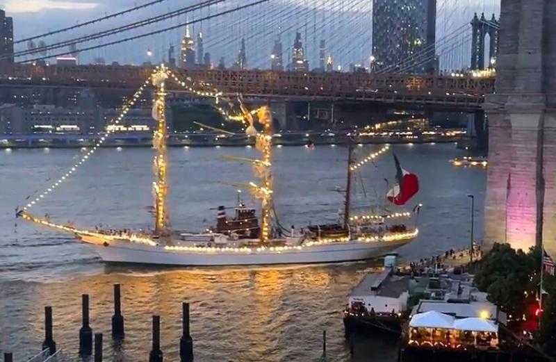 عمليات بحث وإنقاذ مستمرة لإخراج أشخاص من الماء بعد اصطدام سفينة بجسر بروكلين