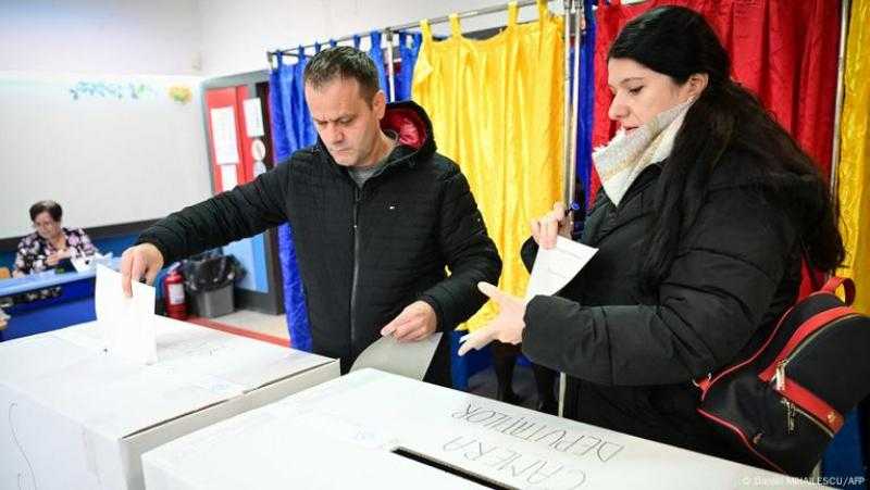 الرومانيون يختارون رئيسا جديدا في جولة إعادة الانتخابات الرئاسية