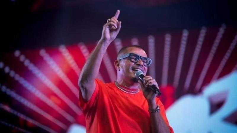 بعد غناء عمرو دياب معرفش حد بالاسم دة.. أيمن بهجت قمر يعلق: أخيرًا غنيتها