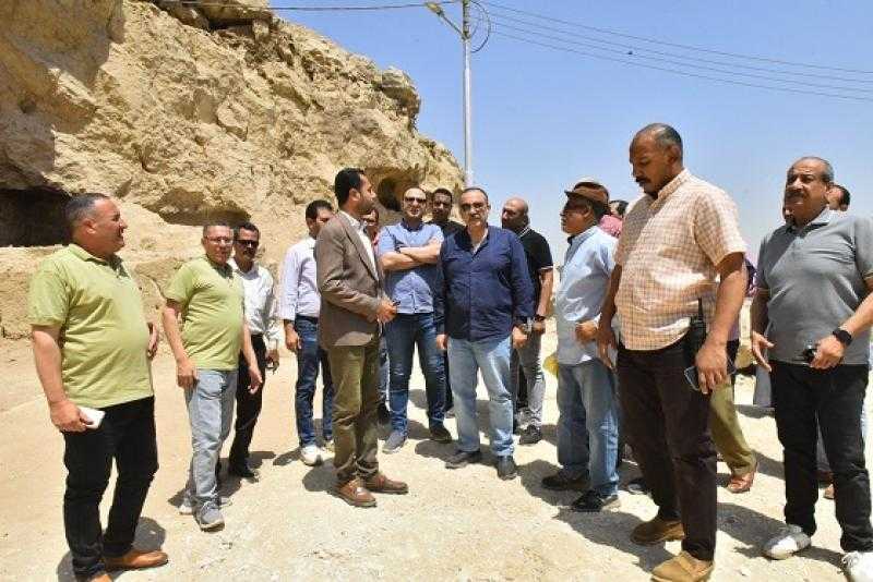 محافظ أسيوط يوجه بتكثيف المتابعة للمشروعات الخدمية