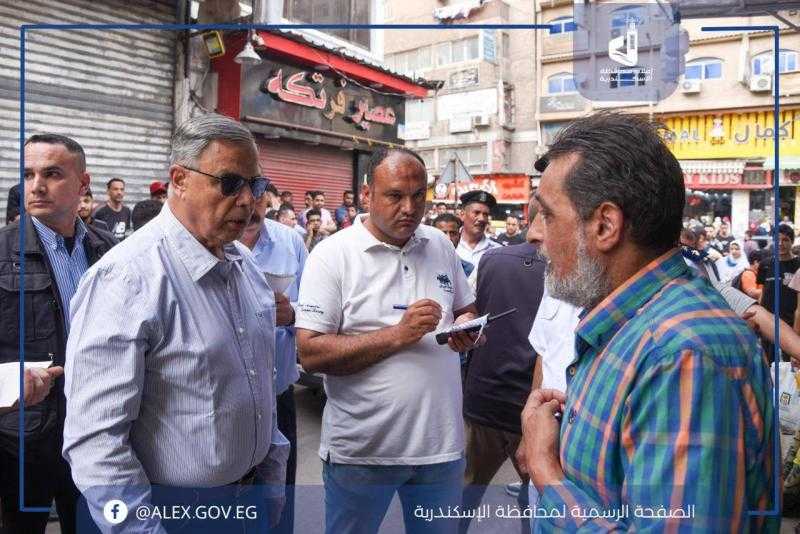 محافظ الإسكندرية يجري جولة مفاجئة لشوارع الجلاء وكوبري الساعة