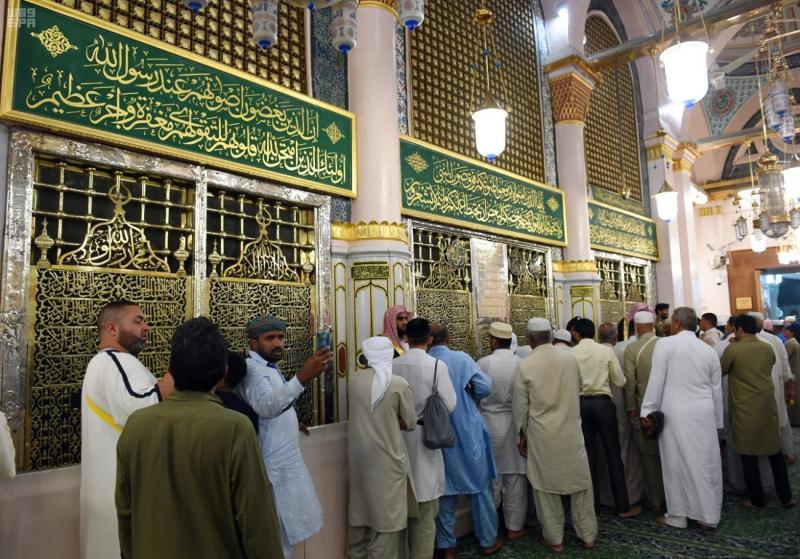 أجواء روحانية مليئة بالإيمان والخشوع.. ضيوف الرحمن يتسابقون لزيارة الروضة الشريفة بالمسجد النبوي