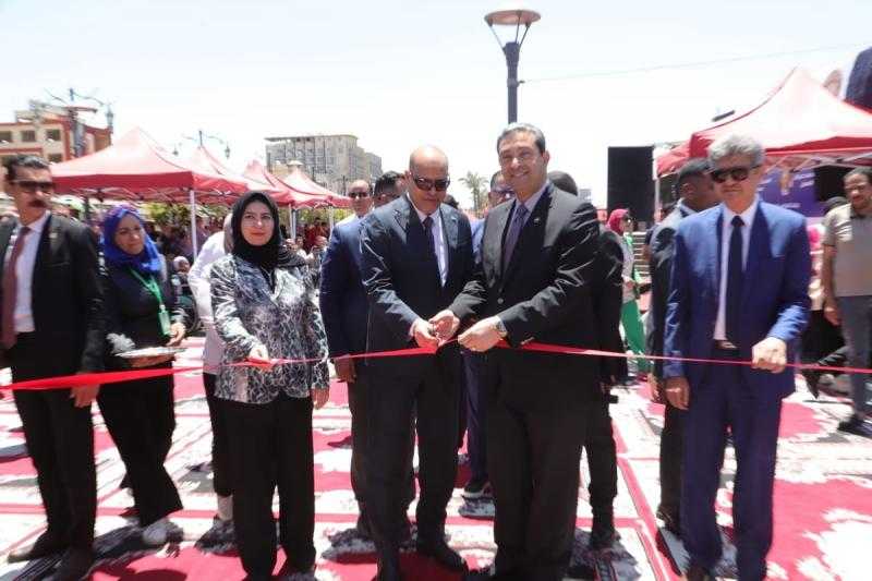جبران ومحافظ دمياط يفتتحان ملتقى لتوفير 1100 فرص عمل.. ويتفقدان معرضًا يقدم منتجات بأسعار مخفضة