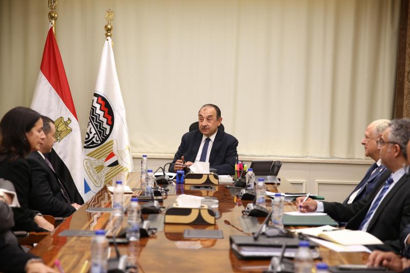 وزير قطاع الأعمال العام يلتقي وفدا من ”بريتش بتروليوم” لمتابعة خطوات إعادة تشغيل مصنع الأنود بالعين السخنة