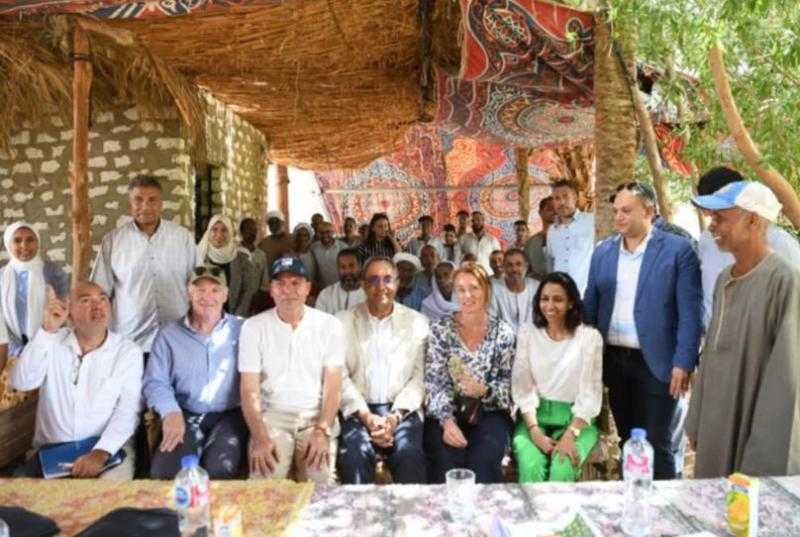 محافظ قنا ومساعد وزير التنمية المحلية ووفد البنك الدولي يتفقدون تكتل النباتات الطبية والعطرية بقفط