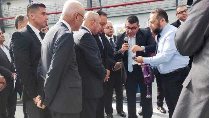 رئيس الوزراء يتفقد مصنع إنتاج كابلات السيارات بالشرقية | صور