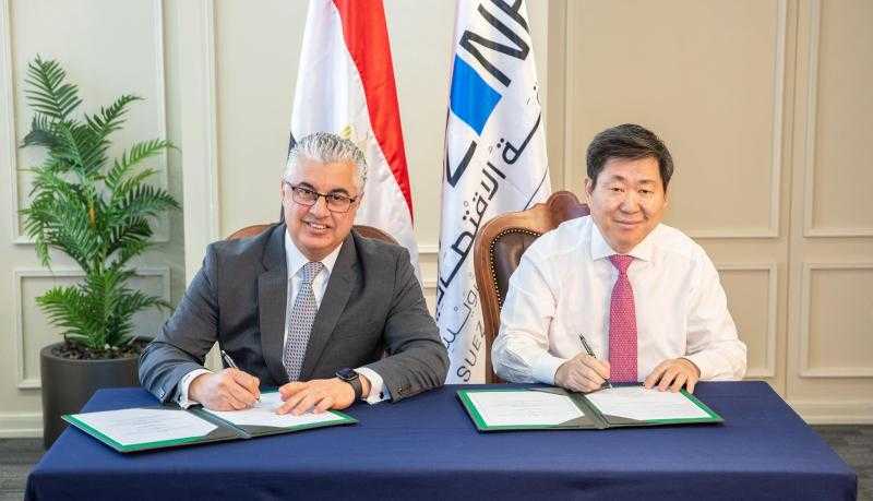باستثمارات 17 مليون دولار.. رئيس اقتصادية قناة السويس يوقع عقد ”هايتكس” الصينية لصناعة الأقمشة الزخرفية