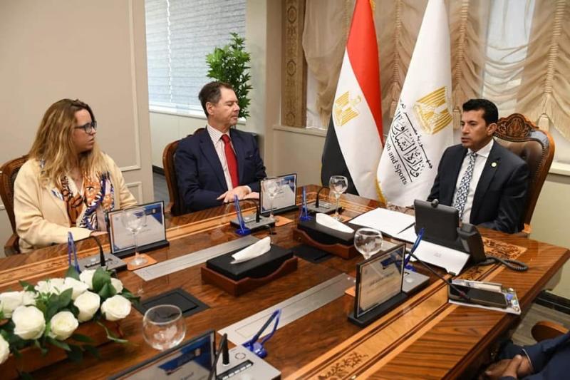 وزير الشباب والرياضة يلتقي السفير الإسباني وممثلي نادي فياريال لبحث سبل التعاون المشترك