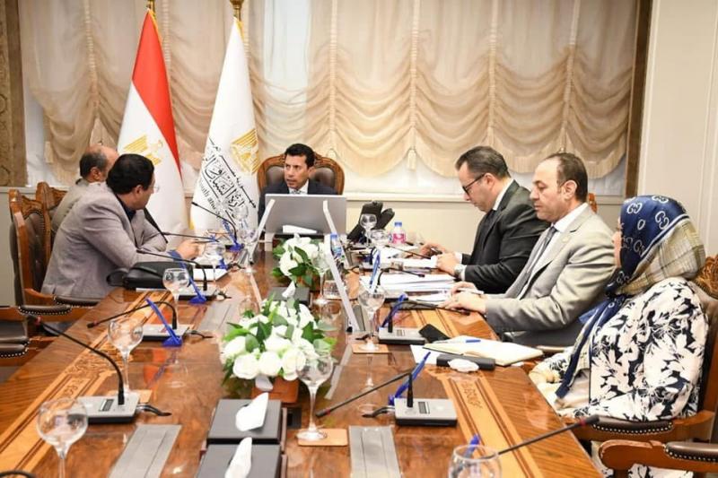 وزير الشباب والرياضة خلال اجتماعه مع مديريات الشباب بالمحافظات يشدد على الانتهاء من كافة الأعمال قبل نهاية السنة المالية