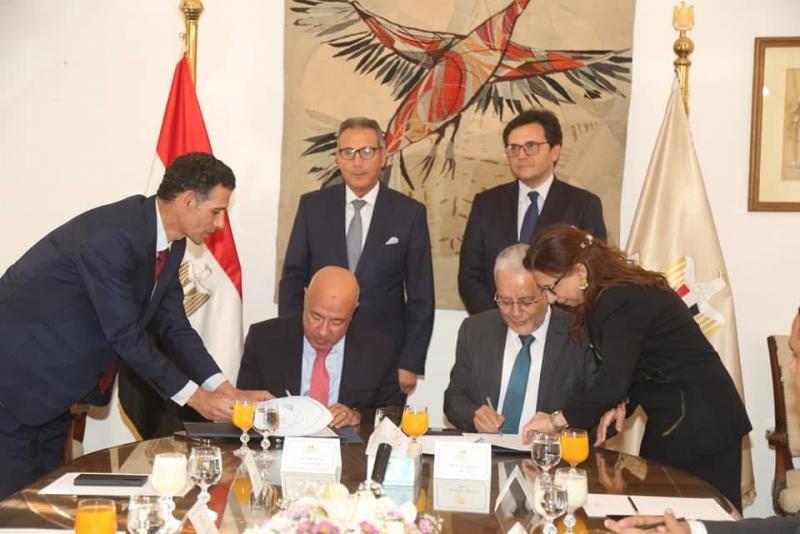 وزير الثقافة والرئيس التنفيذي للبنك الأهلي يشهدان توقيع بروتوكول تعاون لتشغيل مبنى ”السلطان حسين” بالإسكندرية