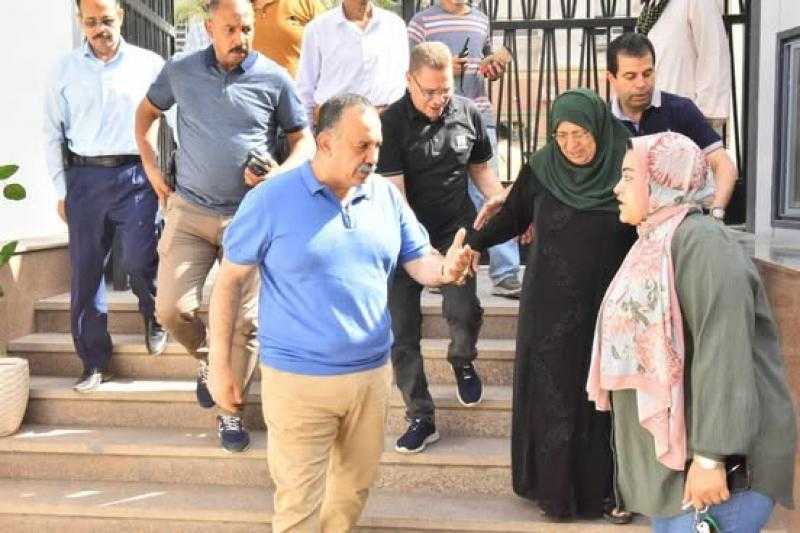 في لفتة إنسانية.. محافظ أسيوط يرافق سيدة إلى مستشفى الرمد ويوجه بعلاجها على نفقة التضامن