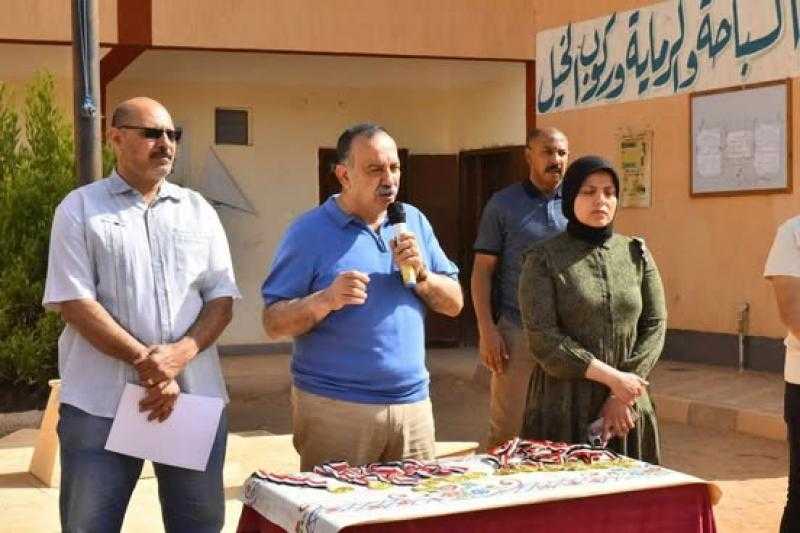 محافظ أسيوط يتفقد مدرسة النيل الإعدادية ويكرم أوائل دوري المدرسة الرياضي