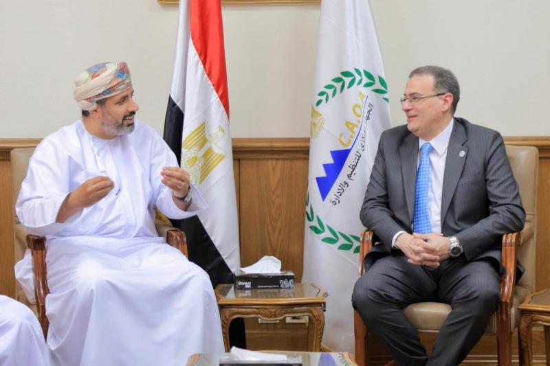 رئيس التنظيم والإدارة يستقبل وزير العمل العماني ويبحثان تعزيز التعاون المشترك
