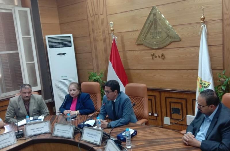 رئيس جامعة بنها يناقش المشروعات الجارى تنفيذها وخطط الصيانة | صور