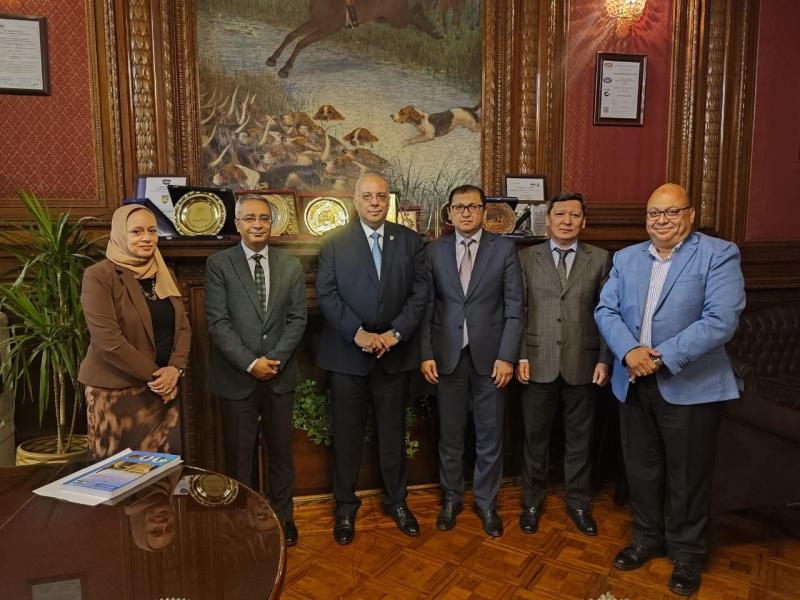 ”بحوث الصحراء” يستقبل سفير أوزبكستان بالقاهرة للاطلاع على أنشطته البحثية| صور