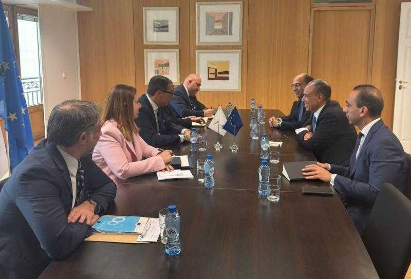 وزير الخارجية والهجرة يلتقى مع وزير خارجية قبرص