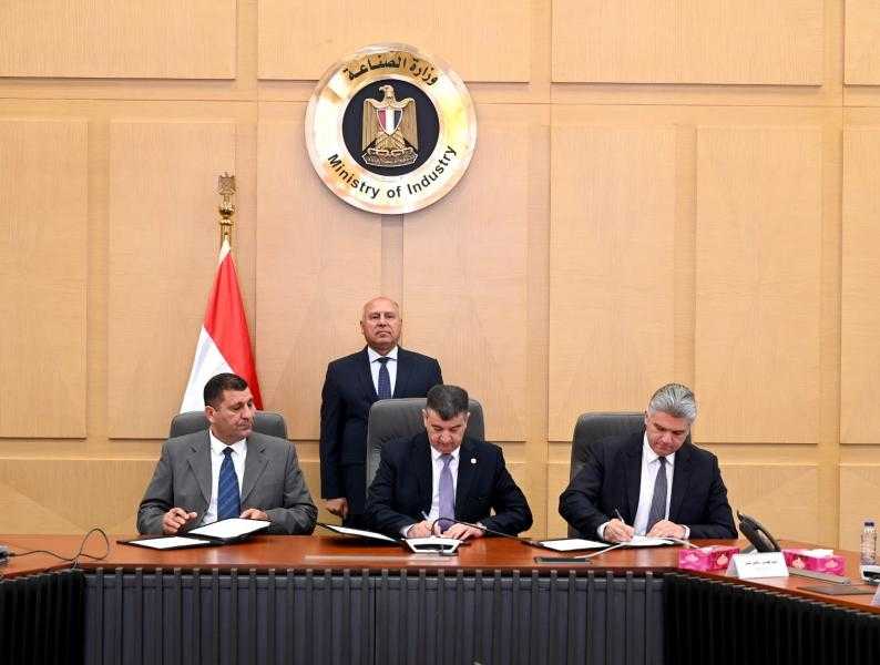 وزير الصناعة والنقل يشهد توقيع عقد تنفيذ أعمال البنية الأساسية لمشروع إعادة تأهيل ترام الرمل