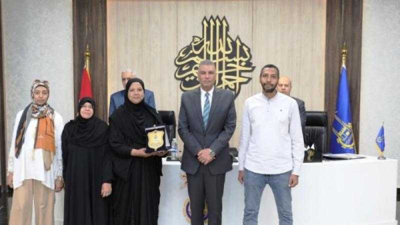 محافظ أسوان يكرم منى نجار الأم المثالية الثانية على مستوى الجمهورية