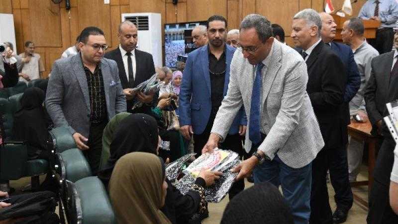 محافظ قنا يُسلم 155 جواز سفر لحجاج الجمعيات الأهلية