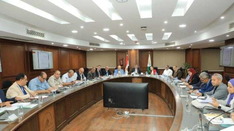 محافظ الجيزة يناقش استعدادات الطرح الجديد لـ 2130 مدفنًا بطريق الفيوم