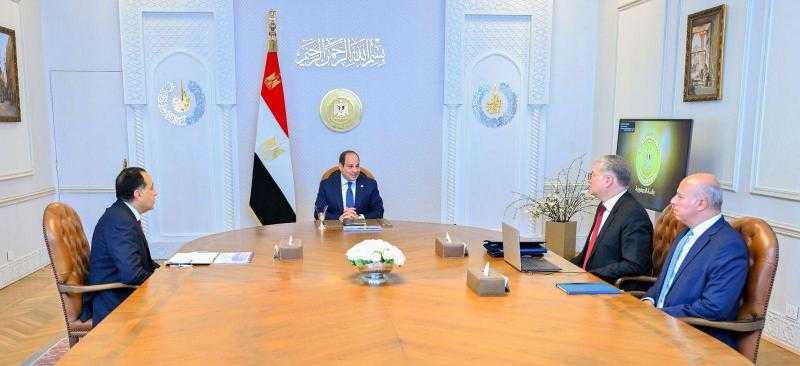 الرئيس السيسي يجتمع مع مدبولي ووزير البترول.. ويشدد على ضرورة محاسبة المتسببين في مشكلة البنزين