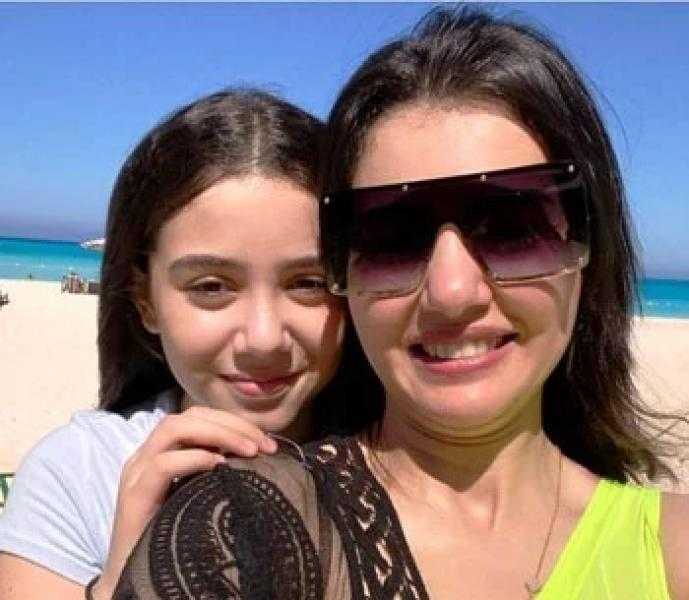 دينا فؤاد: مفيش خصوصيات بيني وبين بنتي.. بتدعمني وتفهم في الناس أكتر مني