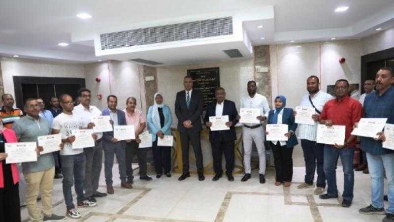 محافظ أسوان يكرم الحاصلين على المراكز الأولى بالبرامج التدريبية في سقارة