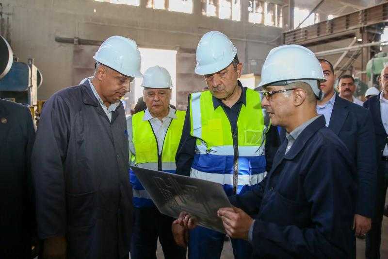 وزير قطاع الأعمال العام يتفقد مصانع النحاس المصرية ويوجه بتطوير وحدات الإنتاج