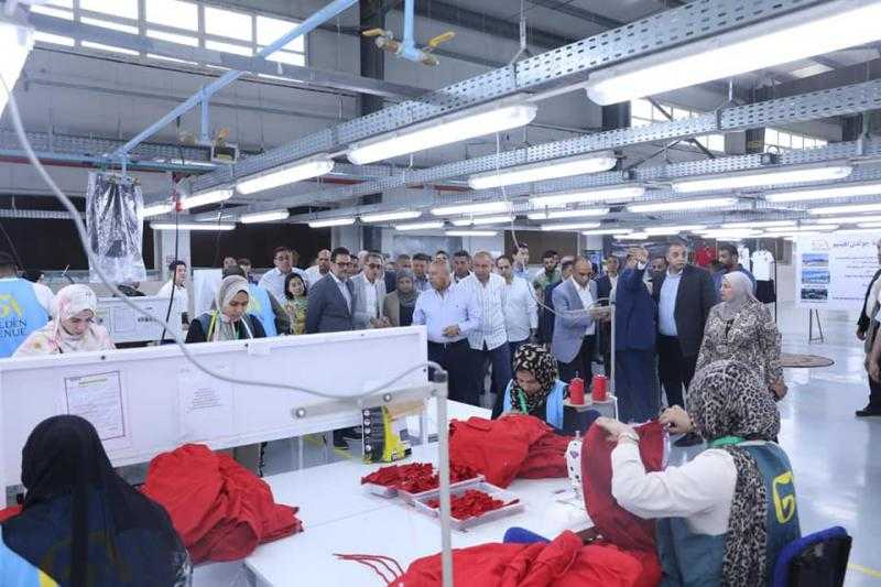 وزير الصناعة يتفقد المنطقة الصناعية بالمطاهرة.. ويفتتح مصنع جولدن افينيو لإنتاج الملابس الجاهزة