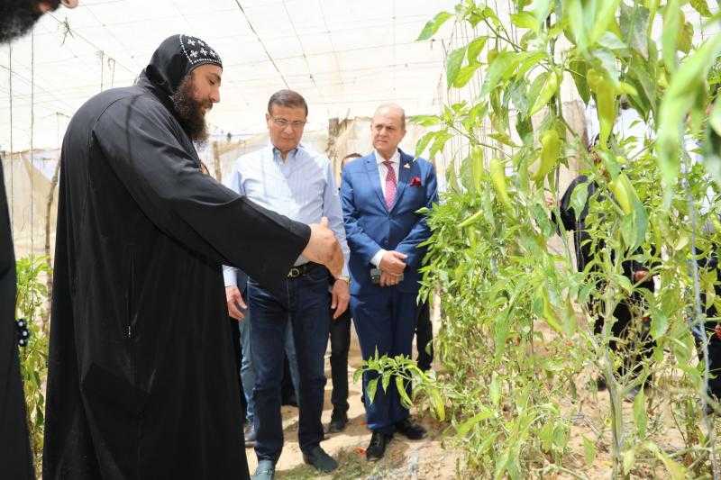 وزير الزراعة يتفقد المزارع والمشروعات الإنتاجية بدير مارمينا بالإسكندرية