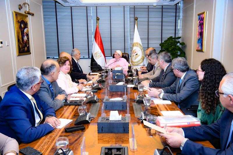 وزيرة البيئة تلتقي أعضاء جمعية رجال الأعمال المصريين.. وتستعرض جهود تهيئة المناخ الداعم للاستثمار