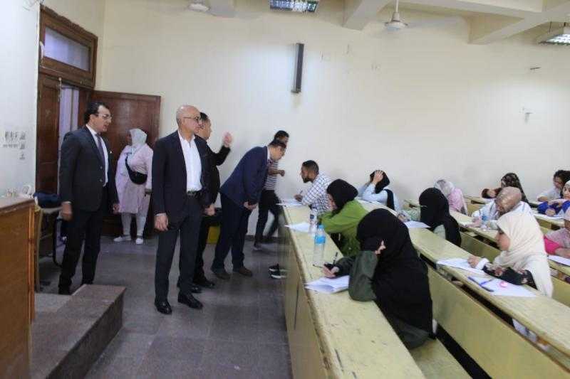 رئيس جامعة عين شمس يتفقد امتحانات الترم الثاني للعام الجامعي 2025