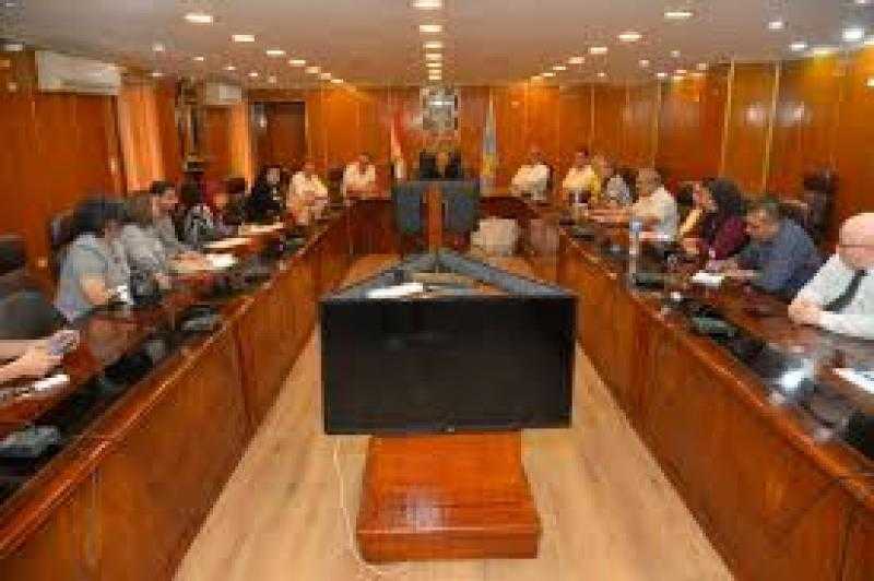 محافظ أسيوط يبحث مع مسئولي الجمعيات الأهلية آليات دعم الأسر الأكثر احتياجا وتعظيم الإنتاج