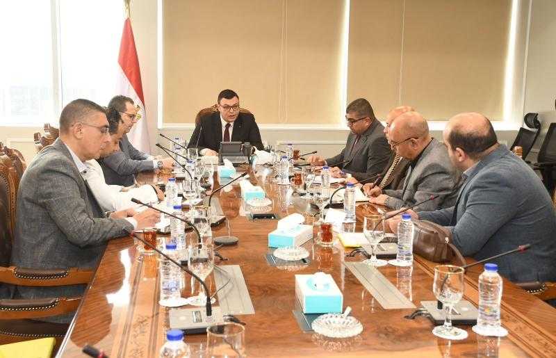 ”الشربيني” يصدر عدة تكليفات بشأن تطوير المحاور والطرق وتنمية أراضي الحزام الأخضر بمدن غرب القاهرة