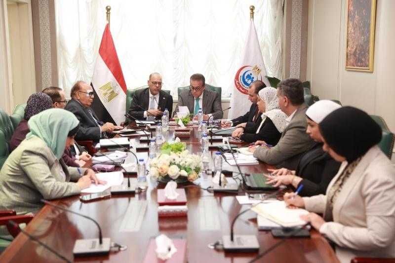 وزيرا الصحة والعمل يبحثان آليات تنظيم مهنة ”مساعد الخدمات الصحية” ووضع برامج للتدريب والتراخيص