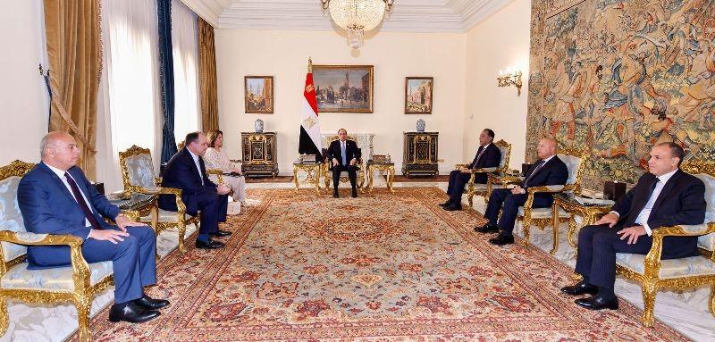 متحدث الرئاسة ينشر صور استقبال الرئيس السيسي وفد رجال الأعمال الأمريكيين المشاركين في المنتدى الاقتصادي المصري