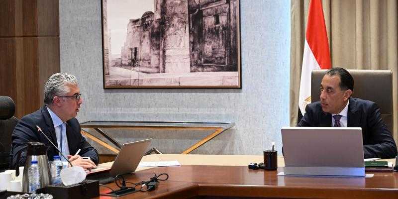 مدبولي يستعرض مع رئيس «اقتصادية قناة السويس» المشروعات التي تعاقدت عليها الهيئة مؤخرًا