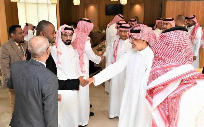 السفير السعودي لدى مصر يقيم مأدبة غداء لتوديع بعض منسوبي السفارة لانتهاء فترة عملهم