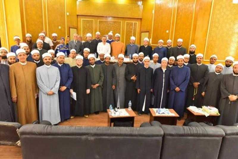 محافظ أسيوط يلتقي وعاظ وواعظات الأزهر ويشيد بدورهم في تعزيز الوعي المجتمعي