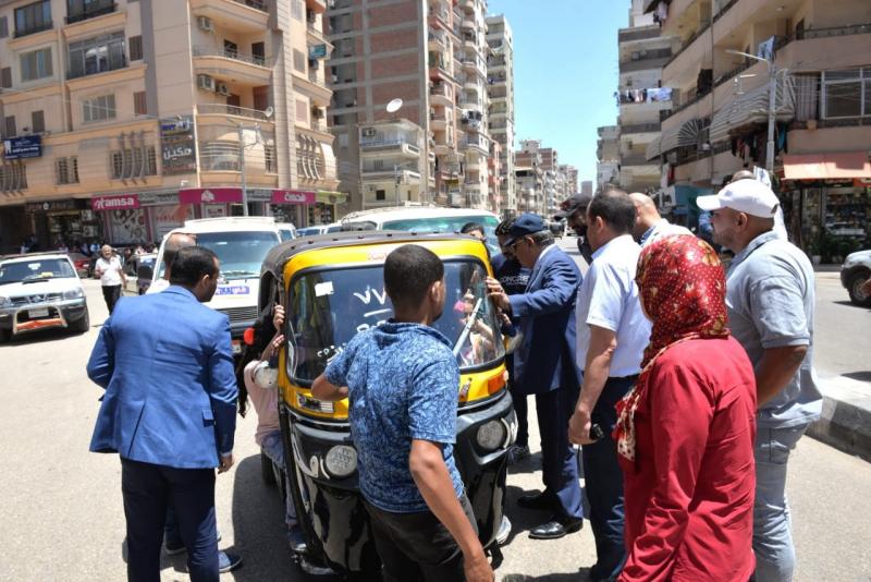 محافظ الدقهلية يتابع حملة مصادرة مكبرات الصوت من ”التكاتك” والدراجات بالمنصورة.. صور
